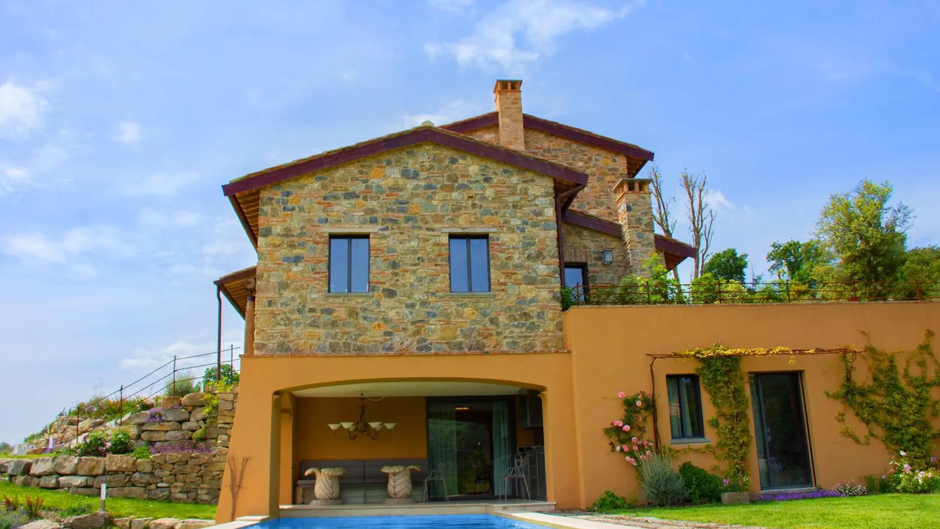 Villa Privata Con Piscina A Riparbella contacts